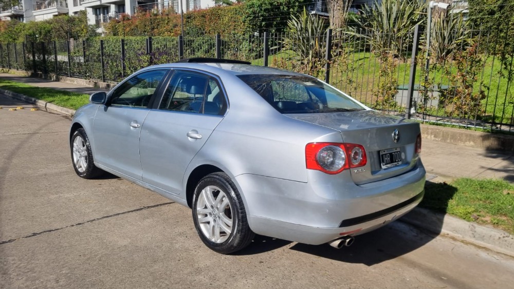 Volkswagen Vento Luxury 2.5 — foto 11